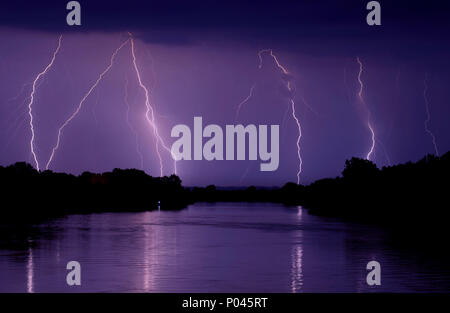 Summer Night Storm Thunderbolt sur la rivière dans la nuit Banque D'Images