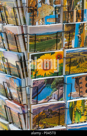 Rack de cartes postales en vente à l'ancienne colline de la ville médiévale de Pitigliano, Toscane, Italie en mai Banque D'Images