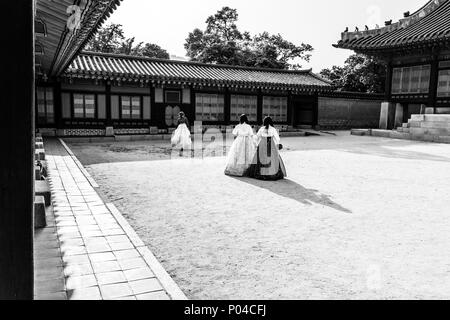 Séoul, Corée du Sud - le 18 juin 2017 : les jeunes femmes à porter hanbok traditionnel - visiter le Palais Gyeongbokgung. Banque D'Images