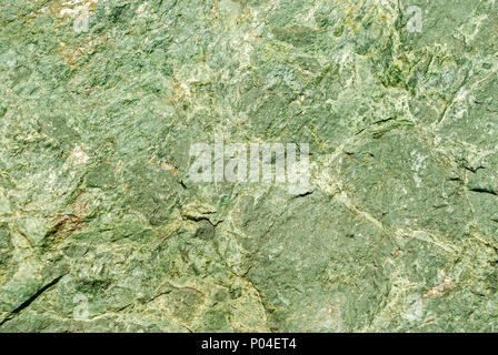 La texture de fond, - surface rugueuse de serpentinite, falaise de pierre naturelle avec une teinte verte Banque D'Images