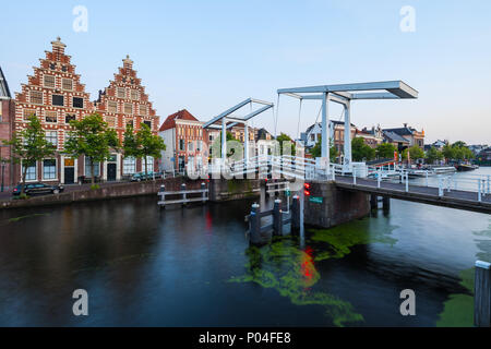 Le centre-ville de Haarlem à avec vue sur le Gravestenenbrug sur la rivière Spaarne, Haarlem, Pays-Bas Banque D'Images
