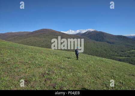 Trekking dans le nord du désert, le parc national du lac Kanas, Xinjiang, Chine Banque D'Images