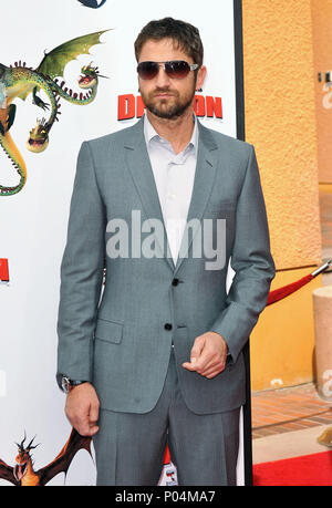 Gerard Butler  14 - How to Train Your Dragon premiere à l'Universal Amphitheatre de Los Angeles.Gerard Butler  14 Red Carpet Event, Vertical, USA, Cinéma, Célébrités, photographie, Bestof, Arts, Culture et divertissement, Célébrités Topix fashion / Vertical, Best of, événement dans la vie d'Hollywood, Californie - Tapis rouge et en backstage, USA, Cinéma, Célébrités, cinéma, télévision, Célébrités célébrités musique, photographie, Arts et culture, Bestof, divertissement, Topix, vertical, une seule personne, à partir de l'année 2010, enquête tsuni@Gamma-USA.com - trois quarts Banque D'Images