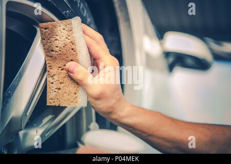 Roues en alliage de voiture détaillant à l'aide d'un pinceau. Thème de lavage de voiture. Banque D'Images
