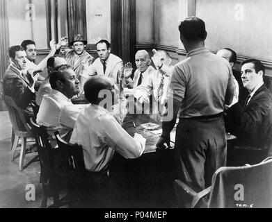 Titre original : 12 hommes en colère. Titre en anglais : 12 hommes en colère. Film Réalisateur : Sidney Lumet. Année : 1957. Stars : LEE J. COBB, JACK KLUGMAN. Credit : United Artists / Album Banque D'Images