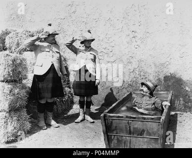 Titre original : Bonnie Scotland. Titre en anglais : Bonnie Scotland. Réalisateur : James W. HORNE. Année : 1935. Stars : OLIVER HARDY, Stan Laurel. Credit : HAL ROACH/MGM / Album Banque D'Images