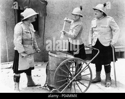 Titre original : Bonnie Scotland. Titre en anglais : Bonnie Scotland. Réalisateur : James W. HORNE. Année : 1935. Stars : OLIVER HARDY, Stan Laurel. Credit : HAL ROACH/MGM / Album Banque D'Images