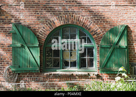 Fenêtre dans une maison en briques avec des volets en Schleswig Holstein, Allemagne Banque D'Images