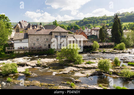 Le moulin à maïs un pub et restaurant au bord de l'eau à côté du pont de Llangollen Dee dans le Nord du Pays de Galles sur la rivière Dee Banque D'Images