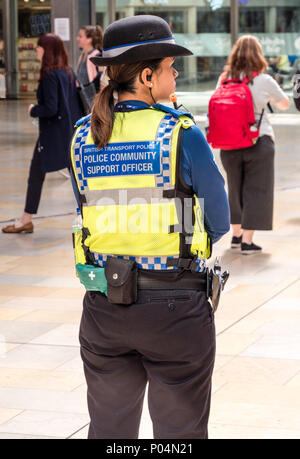 La Police des Transports britannique femme agent de soutien communautaire, la gare de Paddington, Londres, Angleterre, RU, FR. Banque D'Images