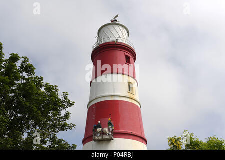 Happisburgh phare, près de Cromer, dans le Norfolk, est repeint avec ses cerceaux rouges et blancs pour la première fois depuis 2009. Banque D'Images