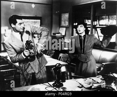 Titre original : His Girl Friday. Titre en anglais : His Girl Friday. Directeur du film : Howard Hawks. Année : 1940. Stars : Cary Grant, Rosalind Russell. Credit : Columbia Pictures / Album Banque D'Images