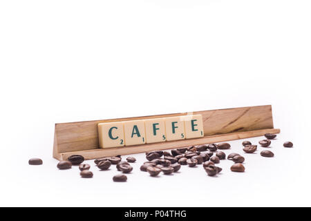 Caffè écrit avec des lettres de scrabble sur fond blanc composition Banque D'Images