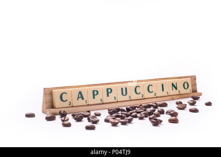 Cappuccino écrit avec des lettres de scrabble sur fond blanc composition Banque D'Images