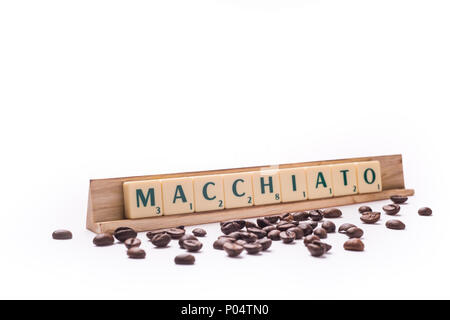 Macchiato écrit avec des lettres de scrabble sur fond blanc composition Banque D'Images