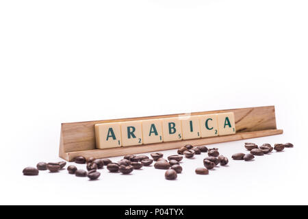 L'arabica écrit avec des lettres de scrabble sur fond blanc composition Banque D'Images