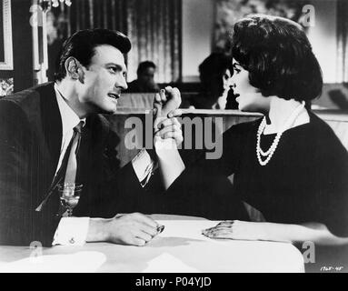 Titre original : BUTTERFIELD 8. Titre en anglais : BUTTERFIELD 8. Film Réalisateur : DANIEL MANN. Année : 1960. Stars : ELIZABETH TAYLOR, LAURENCE HARVEY. Credit : M.G.M / Album Banque D'Images