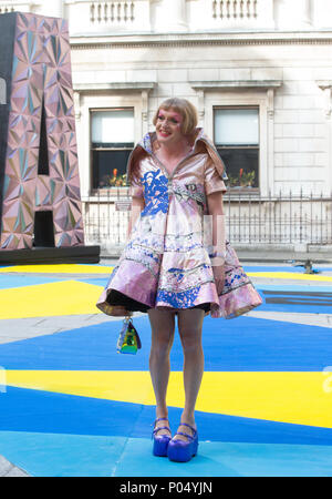 Artiste contemporain, Grayson Perry, arrive à la Royal Academy Summer party aperçu, dans une redingote de couleur vive. Banque D'Images