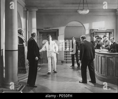 Film Original Titre : L'HOMME DANS LE COSTUME BLANC. Titre en anglais : L'HOMME DANS LE COSTUME BLANC. Film Réalisateur : ALEXANDER MACKENDRICK. Année : 1951. Stars : MICHAEL GOUGH ; Alec Guinness ; HOWARD-Marion Crawford. Credit : Ealing Studios / Album Banque D'Images