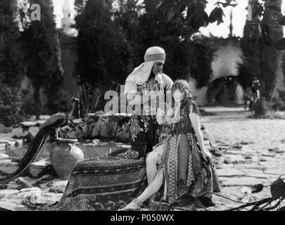 Titre original : LE FILS DU Cheikh. Titre en anglais : LE FILS DU Cheikh. Directeur de film : GEORGE FITZMAURICE. Année : 1926. Stars : RUDOLPH VALENTINO ; AGNES AYRES. Credit : United Artists / Album Banque D'Images