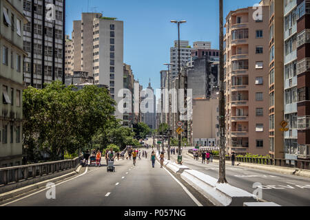 Les personnes bénéficiant de l'autoroute surélevée au week-end (Minhocao effectif Presidente Joao Goulart) avec de vieux Banespa (Altino Arantes) - Sao Paulo, Brésil Banque D'Images