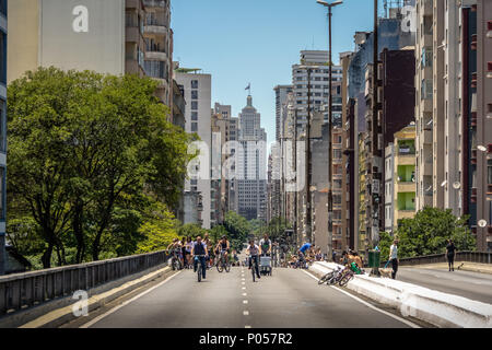 Les personnes bénéficiant de l'autoroute surélevée au week-end (Minhocao effectif Presidente Joao Goulart) avec de vieux Banespa (Altino Arantes) - Sao Paulo, Brésil Banque D'Images