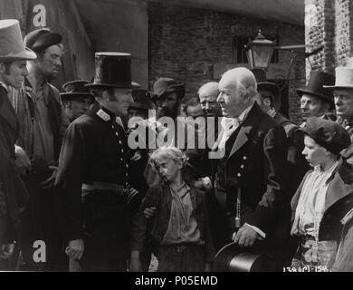 Titre original : OLIVER TWIST. Titre en anglais : OLIVER TWIST. Directeur du film : David Lean. Année : 1948. Stars : HENRY STEPHENSON, John HOWARD DAVIES. Credit : CINEGUILD/GRADE / Album Banque D'Images