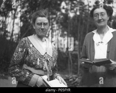 . Anglais : Philippa Strachey ; Joan Pernel Strachey par Rachel Pearsall Conn ('Ray') Strachey (nÈe Costelloe), Négatif du film, 1921 par Rachel Pearsall Conn ('Ray') Strachey (nÈe Costelloe), Négatif du film, 1921 82 Philippa Strachey et Joan Pernel Strachey en 1921 Banque D'Images