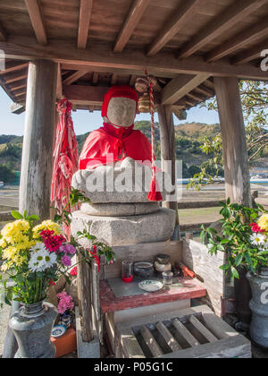 Route de culte, henro no michi sentier de pèlerin, statue Jizo Bosatsu en robes rouges, avec des offrandes, Kochi, Shikoku, Japon Banque D'Images