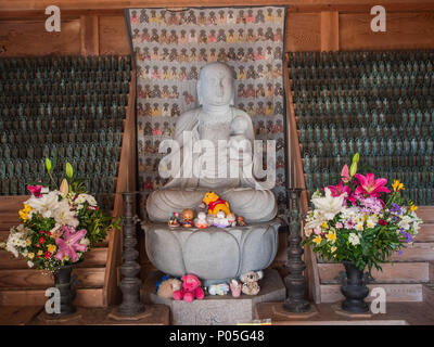 Mizuko, lieu de culte pour l'avortement et les enfants morts-nés , statues Jizo Bosatsu et ours en peluche, les offres Tanemaji 34 temple, temple, pèlerinage de Shikoku 88 Banque D'Images