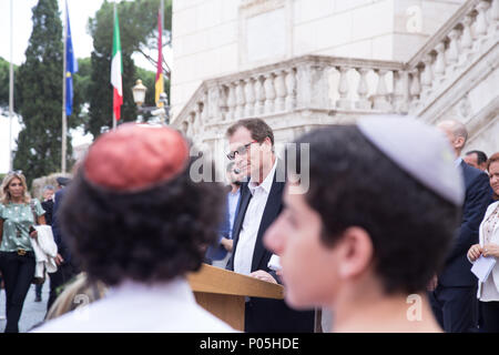 Rome, Italie. Le 08 juin, 2018. Une exposition sur la Piazza del Campidoglio à Rome d'une photographie représentant Mireille Knoll, victime de la haine raciale, tué à Paris le 23 mars 2018. Crédit : Matteo Nardone/Pacific Press/Alamy Live News Banque D'Images