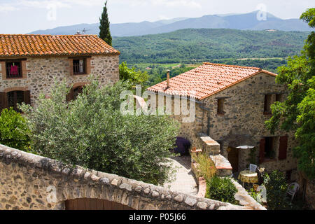 Petit village de Eus, l'un des plus beaux villages de France Banque D'Images