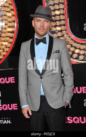 Matt Goss - Premiere burlesque au Chinese Theatre de Los Angeles.Matt Goss 28 Red Carpet Event, Vertical, USA, Cinéma, Célébrités, photographie, Bestof, Arts, Culture et divertissement, Célébrités Topix fashion / Vertical, Best of, événement dans la vie d'Hollywood, Californie - Tapis rouge et en backstage, USA, Cinéma, Célébrités, cinéma, télévision, Célébrités célébrités musique, photographie, Arts et culture, Bestof, divertissement, Topix, vertical, une seule personne, à partir de l'année 2010, enquête tsuni@Gamma-USA.com - trois quarts Banque D'Images