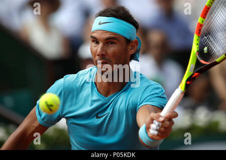 Rafael Nadal l'Espagne renvoie la balle à l'Argentine, Juan Martin Del Potro lors de leur demi-finale de l'Open de France de tennis au stade Roland Garros, vendredi 8 juin, 2018 à Paris. (AP Photo/Alessandra Tarantino) Banque D'Images