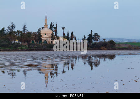 Hala Sultan Tekke et réflexion sur le lac salé de Larnaca à Chypre- voir de plus près Banque D'Images