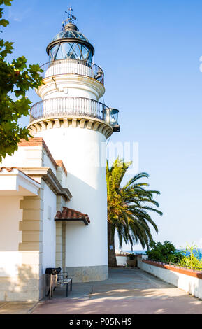 Le phare de Calella est actif phare situé dans la ville côtière de Calella sur la Costa del Maresme, en Catalogne, Espagne Banque D'Images