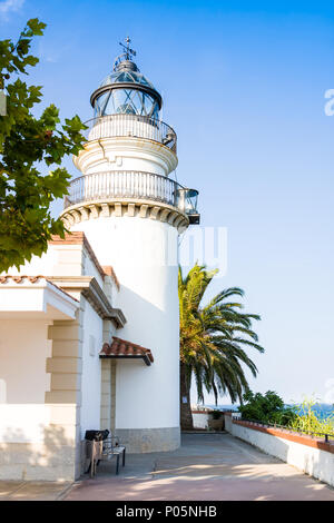 Le phare de Calella est actif phare situé dans la ville côtière de Calella sur la Costa del Maresme, en Catalogne, Espagne Banque D'Images