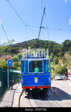 Barcelone - Juillet 13, 2016 : Tram bleu nostalgique à Tibidabo. Inauguré en 1901, utilise encore les mêmes tramways, étant ainsi l'un des plus vieux trams dans Banque D'Images