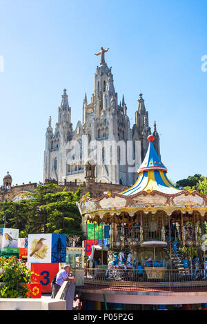 Barcelone, Espagne - 13 juillet 2016 : vue sur l'Église Expiatoire du Sacré-Cœur de Jésus à partir de la zone libre de Tibidabo à Barcelone, Espagne. C'est l'un Banque D'Images