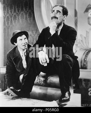 Titre original : DUCK SOUP. Titre en anglais : DUCK SOUP. Directeur : LEO MCCAREY Film. Année : 1933. Stars : CHICO MARX, Groucho Marx. Credit : PARAMOUNT PICTURES / Album Banque D'Images