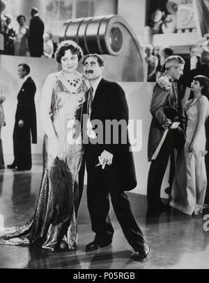 Titre original : DUCK SOUP. Titre en anglais : DUCK SOUP. Directeur : LEO MCCAREY Film. Année : 1933. Stars : Groucho Marx, MARGARET DUMONT. Credit : PARAMOUNT PICTURES / Album Banque D'Images