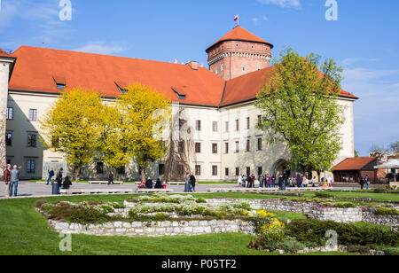 Cracovie, Pologne - 21 avril 2017 : les gens marcher au territoire du château de Wawel Banque D'Images