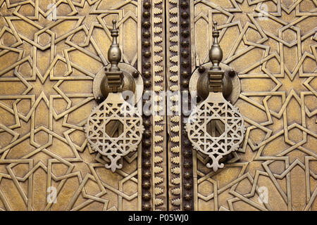 Heurtoirs de porte en laiton islamique, Fès, Maroc Banque D'Images