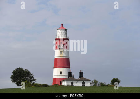 Happisburgh phare, près de Cromer, dans le Norfolk, est repeint avec ses cerceaux rouges et blancs pour la première fois depuis 2009. Banque D'Images