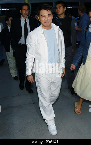 Jet Li en arrivant à la Premiere (héros) à la Zing Xiong Arclight Theatre de Los Angeles. Le 17 août 2004. JetLi003 Red Carpet Event, Vertical, USA, Cinéma, Célébrités, photographie, Bestof, Arts, Culture et divertissement, Célébrités Topix fashion / Vertical, Best of, événement dans la vie d'Hollywood, Californie - Tapis rouge et en backstage, USA, Cinéma, Célébrités, cinéma, télévision, Célébrités célébrités musique, photographie, Arts et culture, Bestof, divertissement, Topix, vertical, une seule personne, à partir de l'année 2004, enquête tsuni@Gamma-USA.com Fashion - Pleine longueur Banque D'Images