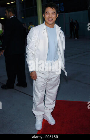 Jet Li en arrivant à la Premiere (héros) à la Zing Xiong Arclight Theatre de Los Angeles. Le 17 août 2004. JetLi043 Red Carpet Event, Vertical, USA, Cinéma, Célébrités, photographie, Bestof, Arts, Culture et divertissement, Célébrités Topix fashion / Vertical, Best of, événement dans la vie d'Hollywood, Californie - Tapis rouge et en backstage, USA, Cinéma, Célébrités, cinéma, télévision, Célébrités célébrités musique, photographie, Arts et culture, Bestof, divertissement, Topix, vertical, une seule personne, à partir de l'année 2004, enquête tsuni@Gamma-USA.com Fashion - Pleine longueur Banque D'Images