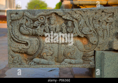 À la sortie de l'eau sculpté Mahadeva Temple, a été construit vers 1112 par CE Mahadeva, Itagi, Karnataka Banque D'Images