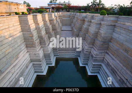 Bien à l'épaulement Mahadeva Temple, a été construit vers 1112 par CE Mahadeva, Itagi, Karnataka Banque D'Images