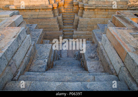 Bien à l'épaulement Mahadeva Temple, a été construit vers 1112 par CE Mahadeva, Itagi, Karnataka Banque D'Images