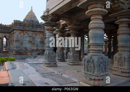 Des piliers sculptés du Mahadeva Temple, a été construit vers 1112 par CE Mahadeva, Itagi, Karnataka, Inde Banque D'Images